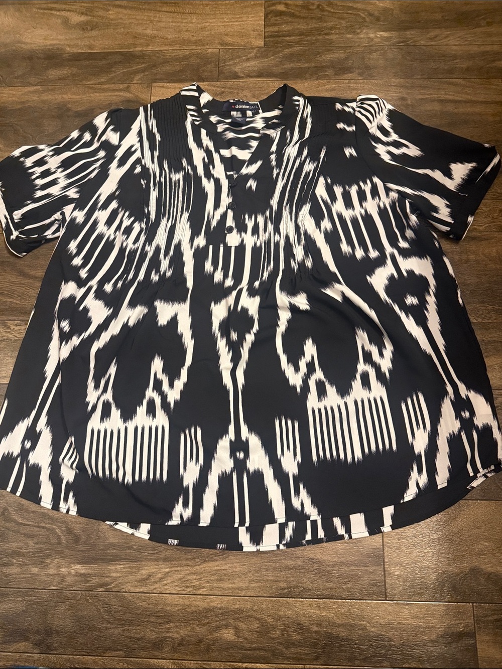 Denim 24/7 Black & White Ikat Print Short Sleeve Tunic